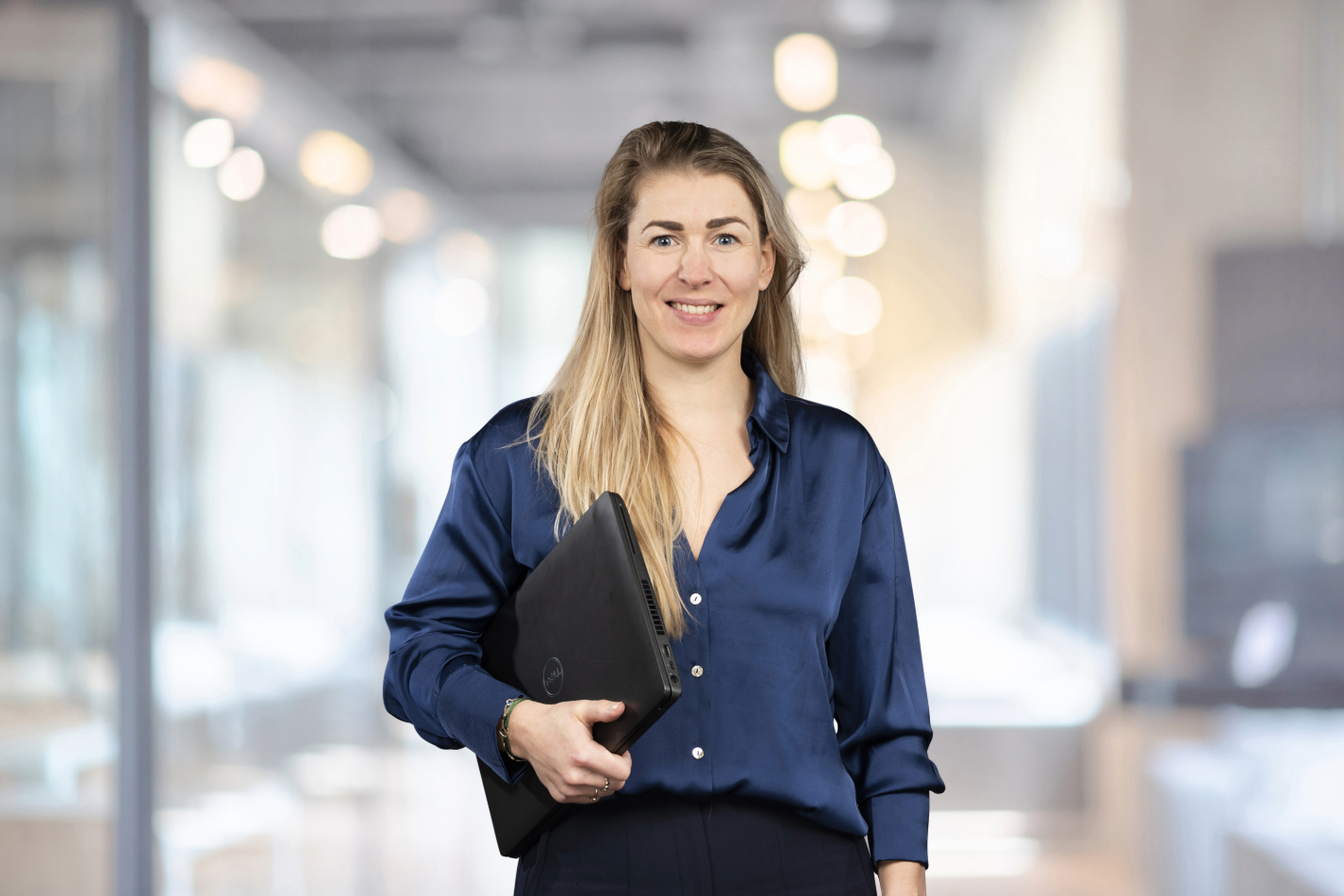 Vrouw met laptop in kantooromgeving